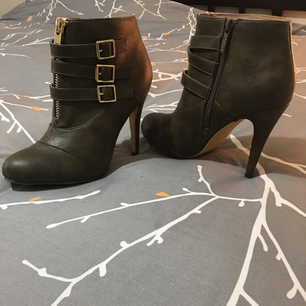 NWOT MICHAEL ANTONIO OLIVE GREEN BUCKLE BOOTIES